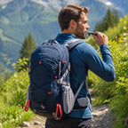 Randonneur buvant au tuyau de sa poche à eau TrekGrip installée dans son sac à dos