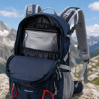 Poche à eau TrekGrip installée dans le compartiment hydratation dédié du sac à dos de randonnée