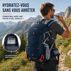 Randonneur s'hydratant avec une poche à eau jusqu'à 3 L dans le sac à dos TrekGrip 40 L