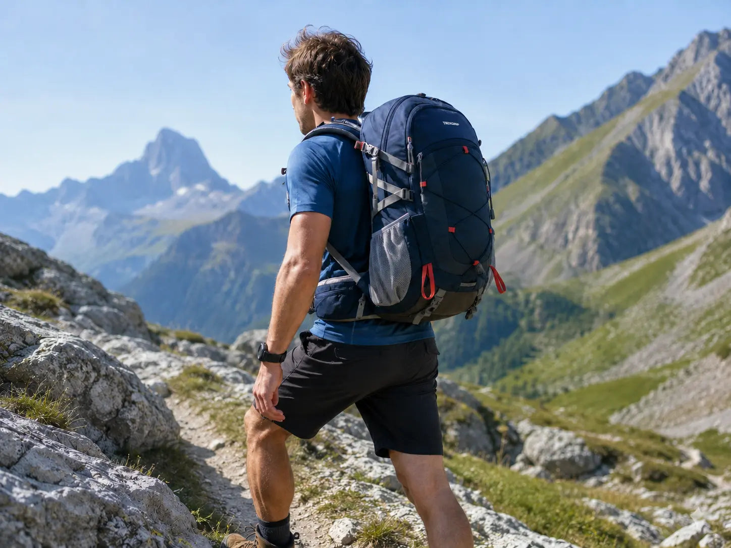 Randonneur portant le sac TrekGrip maintenu près du dos